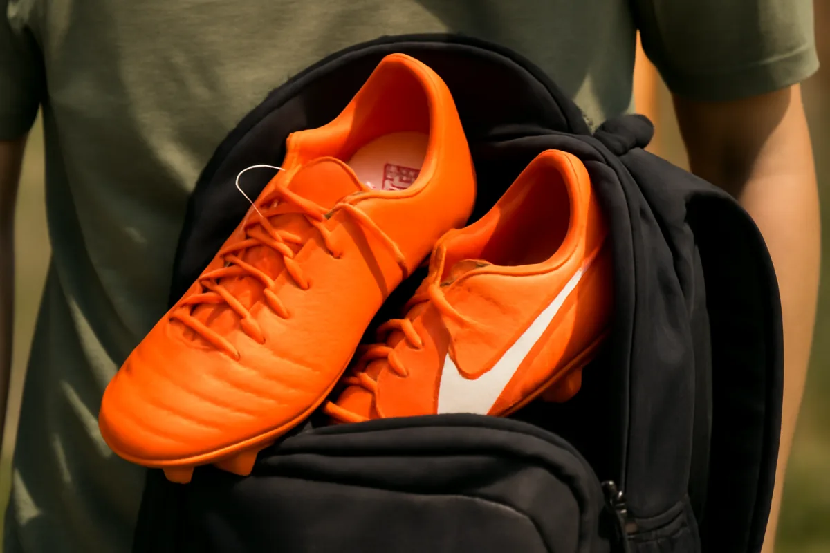 Scarpe da calcio nello zaino: il dettaglio sul numero che evita vesciche e sorprese