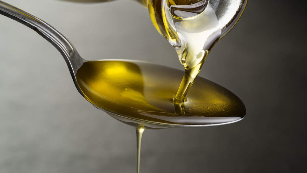 Bere un cucchiaio di olio di olive al mattino fa bene? Incredibile, ecco  cosa succede - Calcionewsweb.it