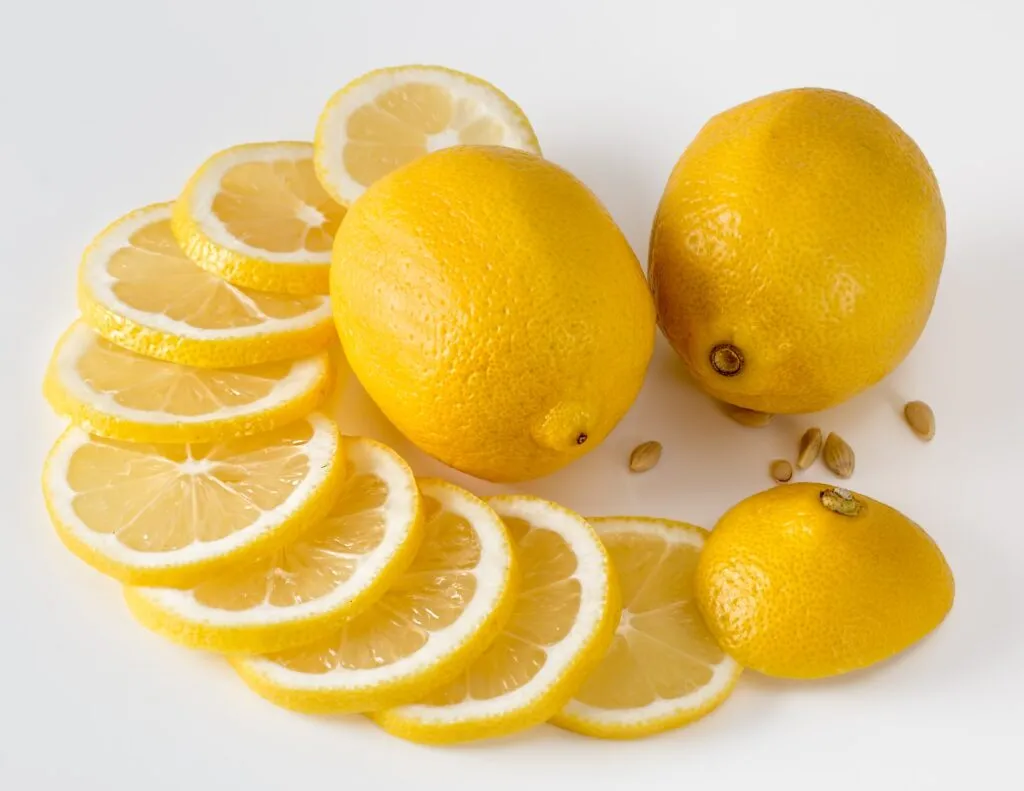 Mangiare limoni con la buccia fa bene? Ecco cosa succede