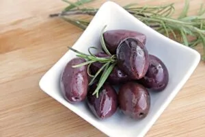 Quante olive nere si possono mangiare al giorno? Ecco la verità