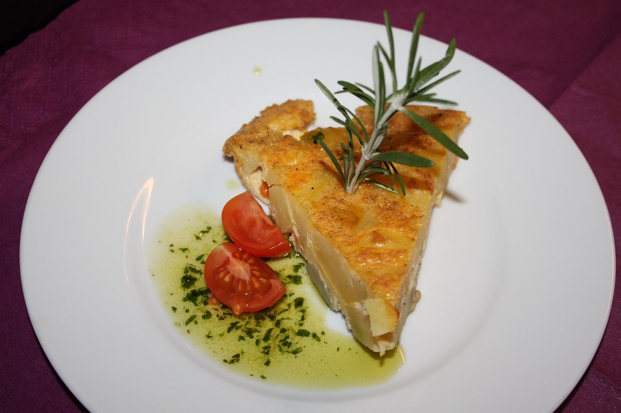 Frittata di erbette fresche con formaggio leggero su un piatto bianco.