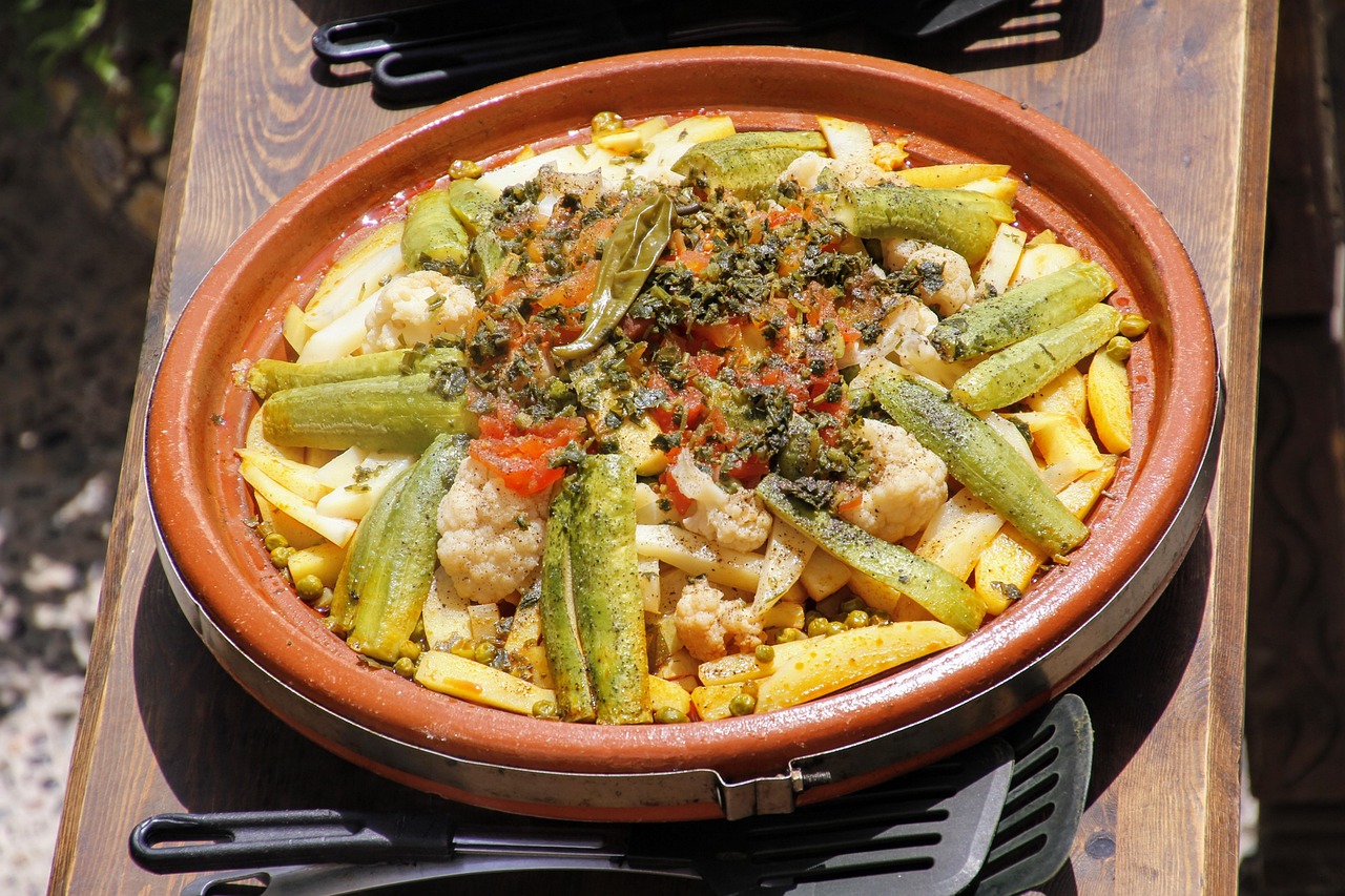 Couscous alle verdure colorate guarnito con erbe fresche profumate.