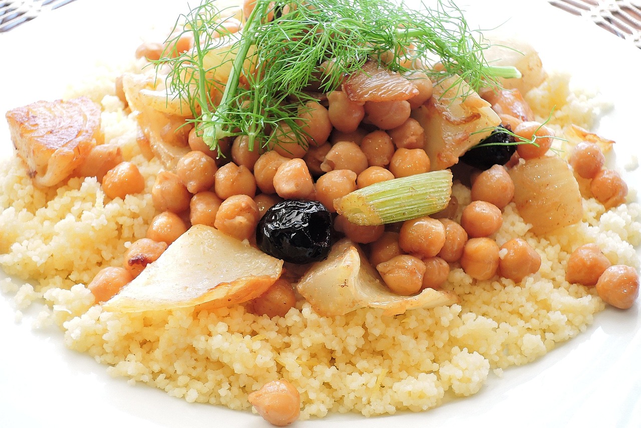 Couscous marocchino con spezie e ceci croccanti servito in un piatto colorato.