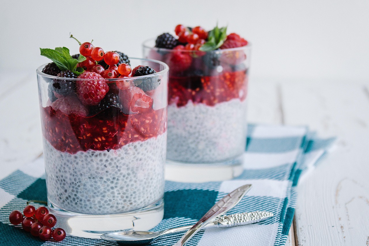 Budino di chia guarnito con frutti di bosco freschi, ideale per una colazione sana e nutriente.
