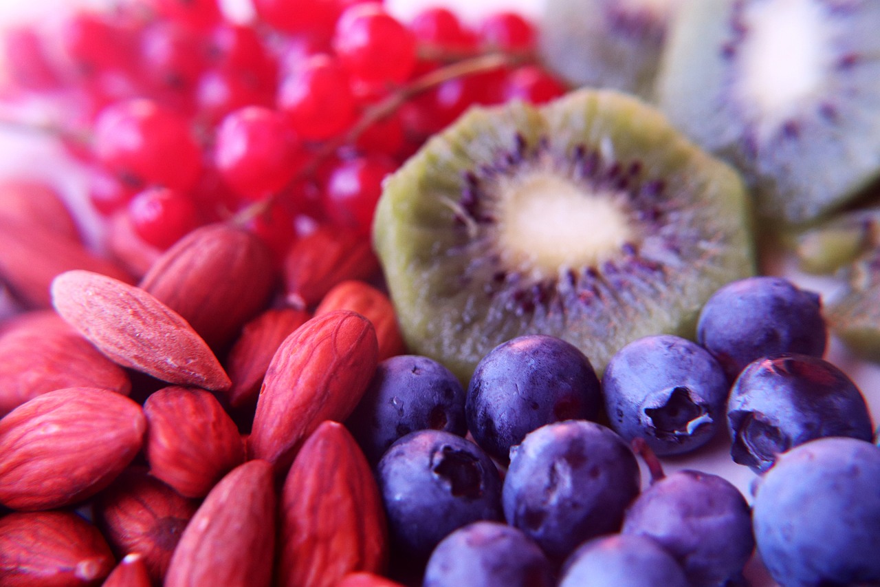 Frutta e verdura colorate ricche di antiossidanti su un tavolo, simbolo di salute e vitalità.
