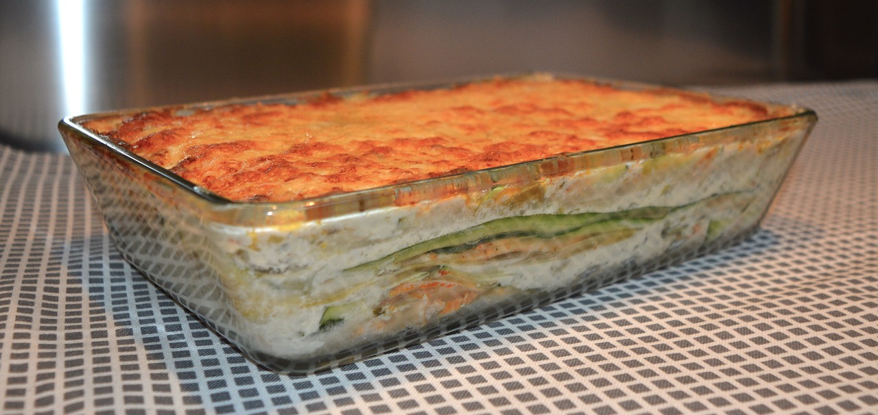 Lasagna di verdure leggera, con strati colorati di ortaggi e besciamella, pronta per essere servita.