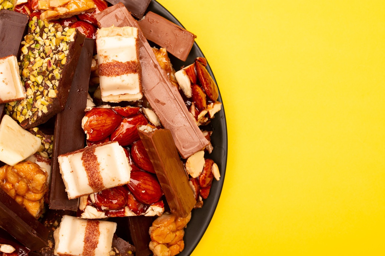 Donna stanca che guarda un dolce, simboleggiando l'aumento della fame dopo una notte di sonno insufficiente.