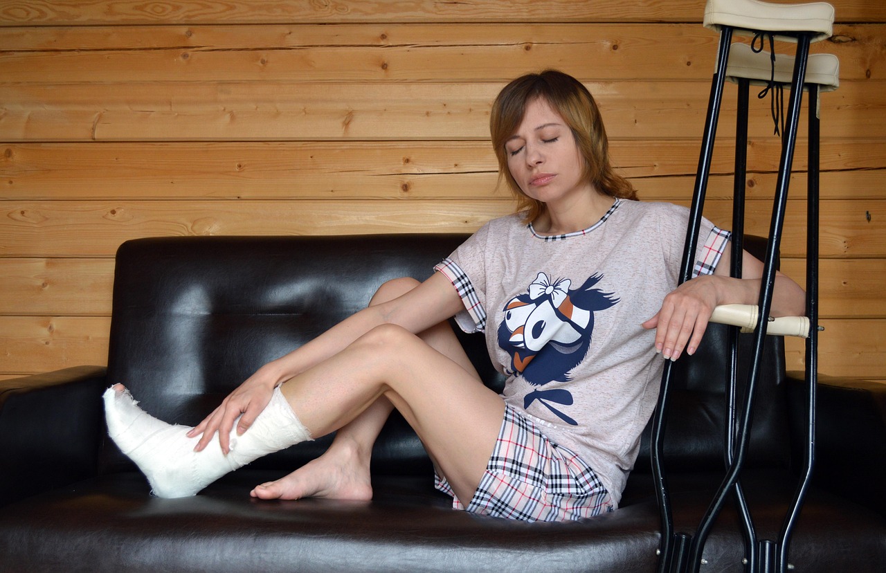 Immagine di un medico che esamina radiografie per valutare la salute delle ossa fragili.