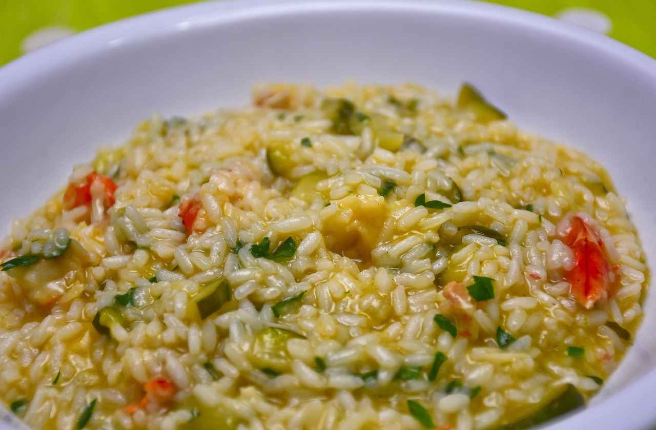 Risotto ai ricci di mare decorato con agrumi freschi e profumati, piatto gourmet elegante.
