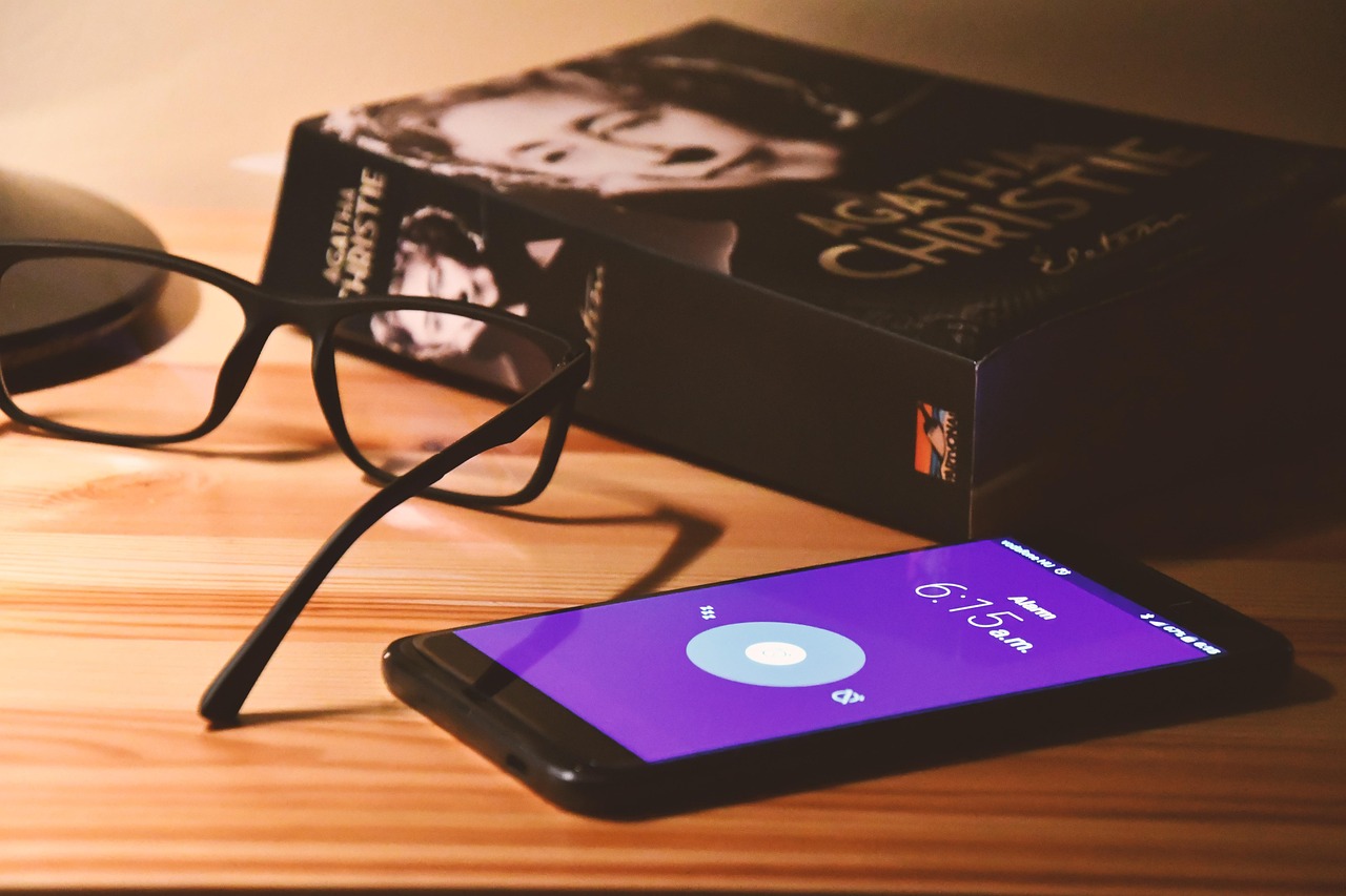 Un paesaggio sereno con note musicali fluttuanti, simbolo della musica rilassante per migliorare il sonno.