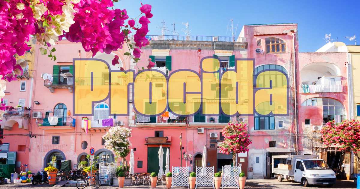 Giovane imprenditore italiano sorride mentre considera l'apertura di un'attività.