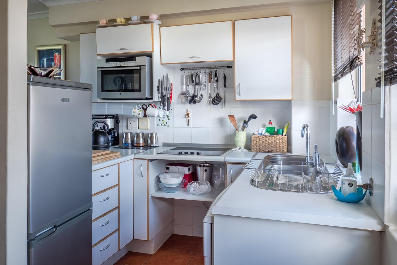 Cucina piccola con soluzioni salvaspazio e design funzionale, ideale per ottimizzare gli ambienti.
