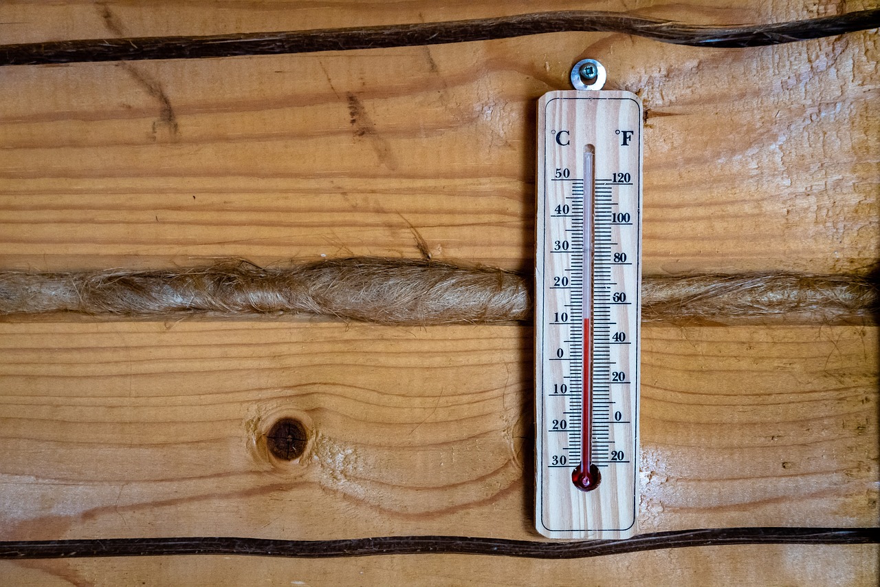 Parete interna con segni di umidità e condensa, simbolo del problema delle pareti che sudano.