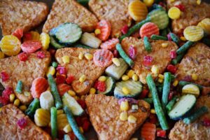 Immagine di confezioni di surgelati con etichette di marche non consigliate al supermercato.