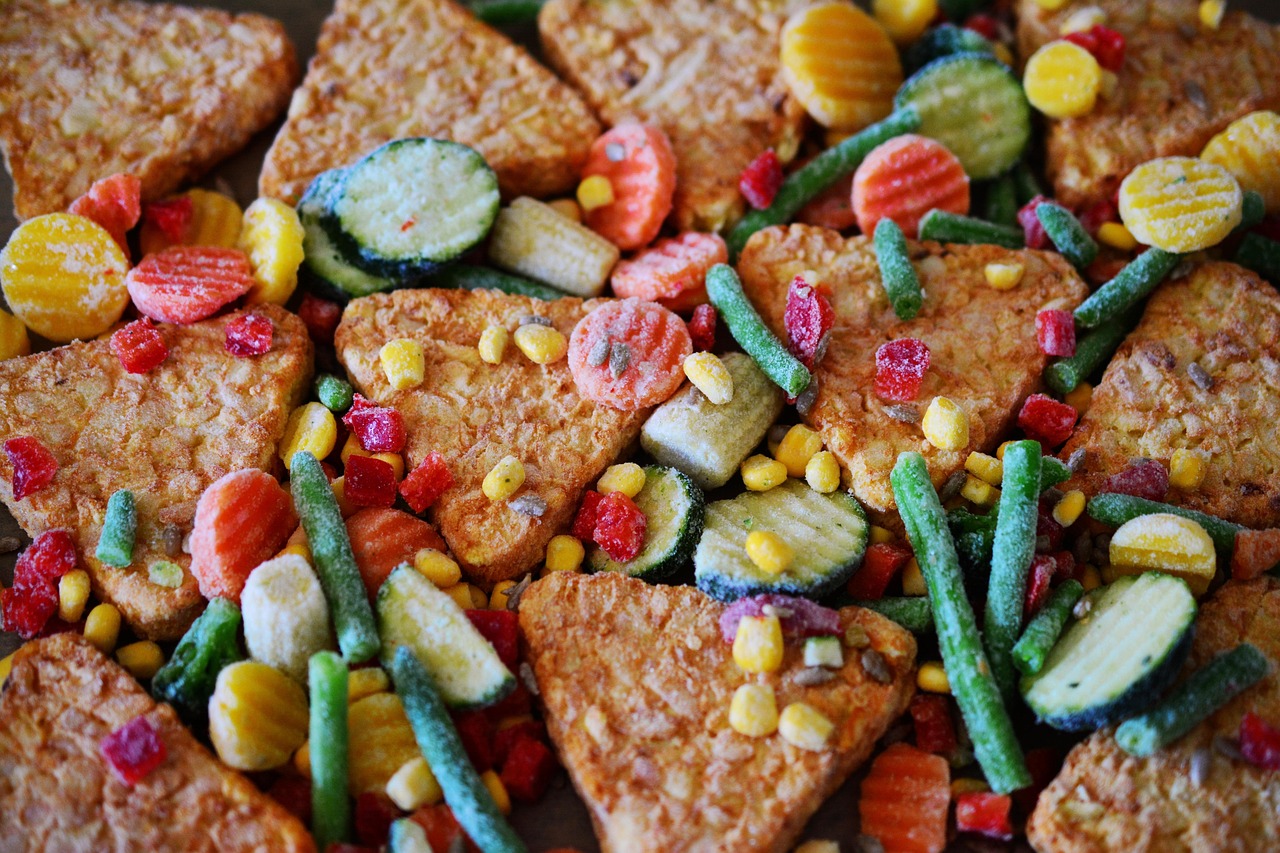 Immagine di confezioni di surgelati con etichette di marche non consigliate al supermercato.