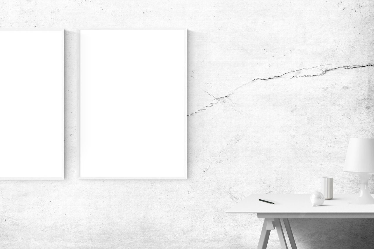 Un quadro inclinato su una parete, con utensili per il fissaggio accanto.