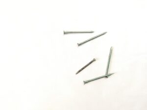 Immagine di un muro con piccoli buchi, strumenti per stuccare e materiale per il fai da te.