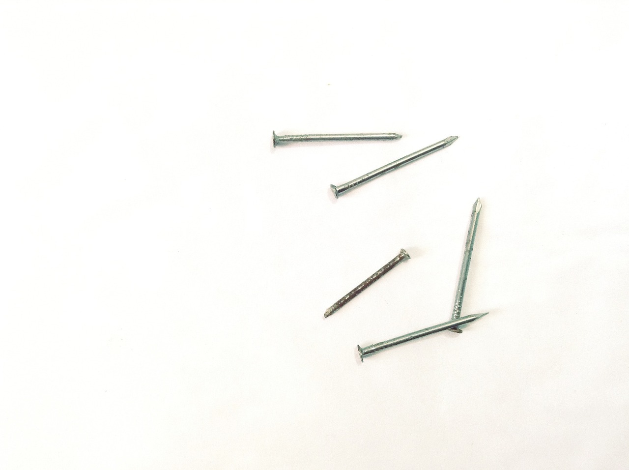 Immagine di un muro con piccoli buchi, strumenti per stuccare e materiale per il fai da te.