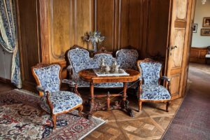 Mobili vintage ristrutturati con vernice e tessuti colorati nel progetto di fai da te.