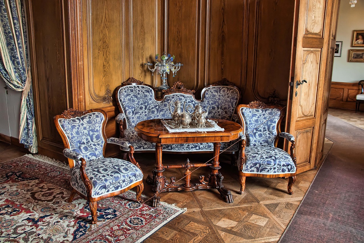 Mobili vintage ristrutturati con vernice e tessuti colorati nel progetto di fai da te.