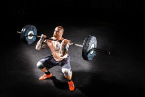 Atleta in allenamento con pesi, esegue il metodo 3-7-3 per migliorare la forza esplosiva.
