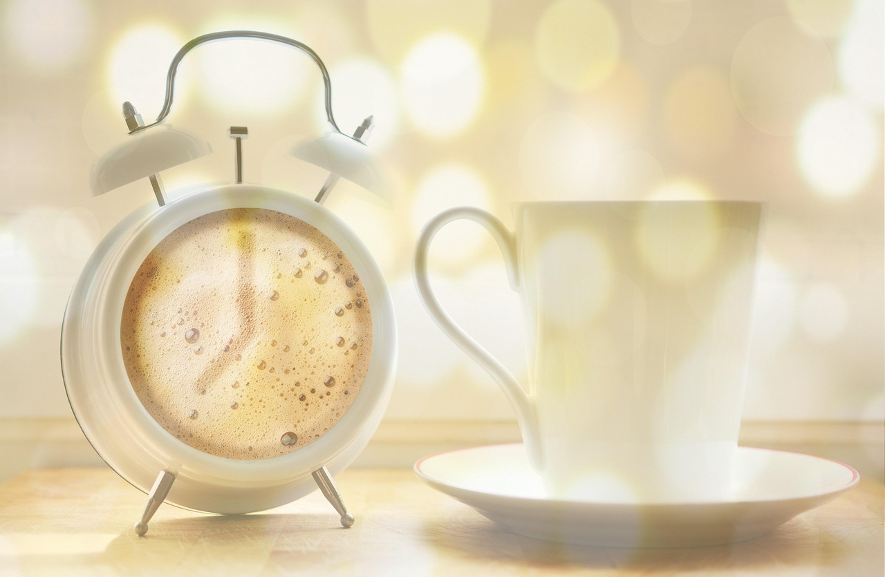 Uomo che si allena al mattino, eseguendo esercizi per attivare il metabolismo prima del caffè.