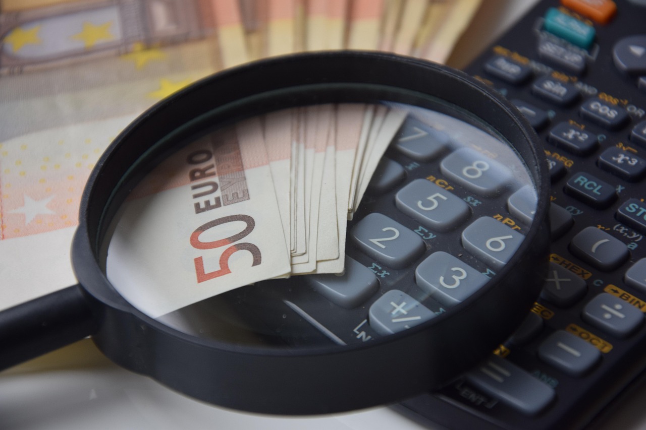 Un operatore esamina documenti relativi all'assegno di accompagnamento.