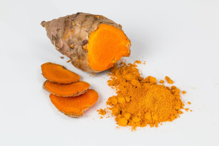 Bere acqua con curcuma: ecco l’effetto sull’intestino