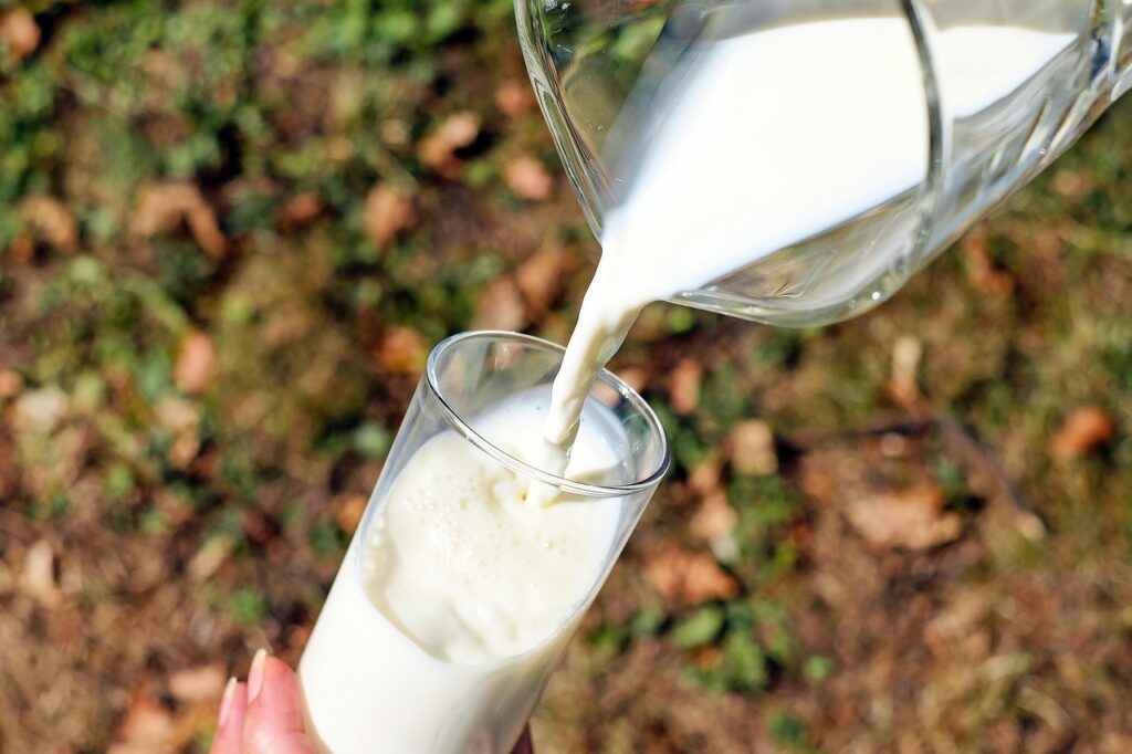 Bere latte la mattina: quando crea gonfiore