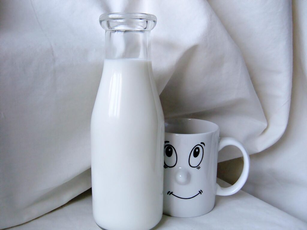 Bere latte la sera: ecco cosa succede durante il sonno
