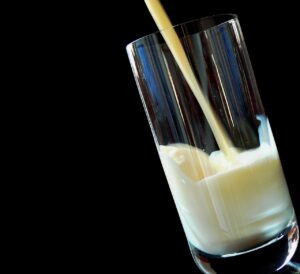 Un bicchiere di latte scremato su un tavolo, simbolo di salute e benessere.