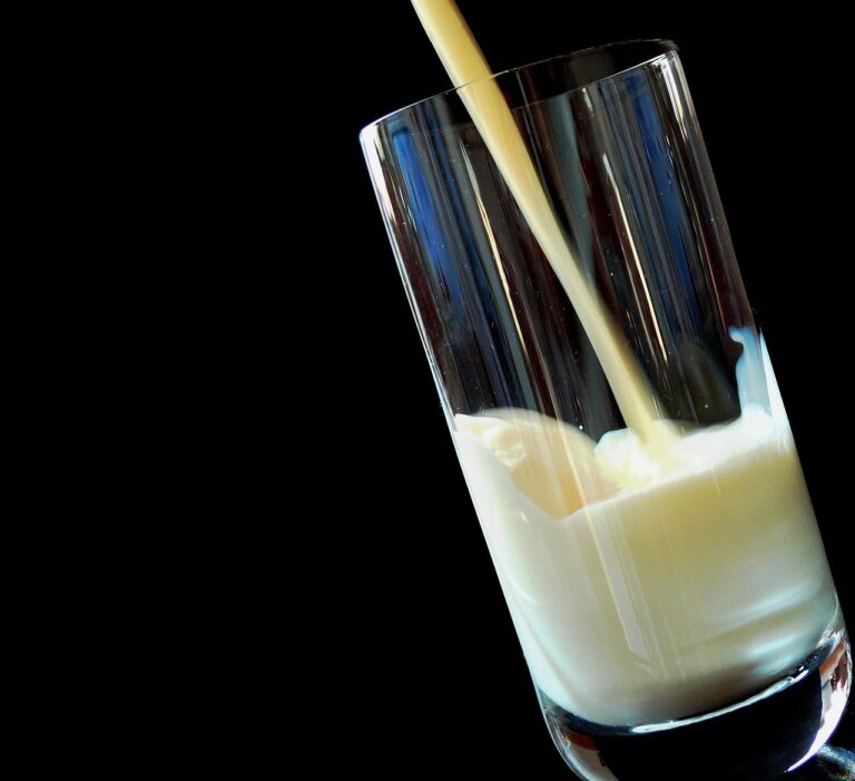 Bere latte scremato: ecco come influisce sul colesterolo