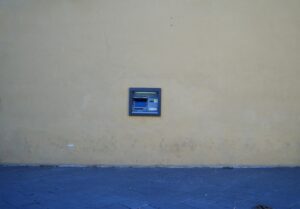Immagine che illustra il processo di un bonifico bancario controllato in fase di verifica.