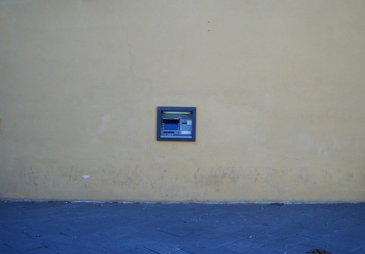 Immagine che illustra il processo di un bonifico bancario controllato in fase di verifica.
