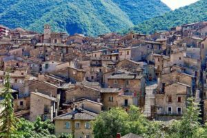 Vista panoramica di un borgo cilentano con architettura degli anni Cinquanta e strade pittoresche.