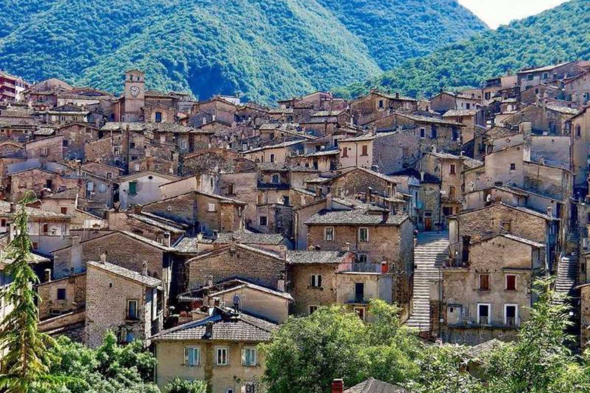 Vista panoramica di un borgo cilentano con architettura degli anni Cinquanta e strade pittoresche.