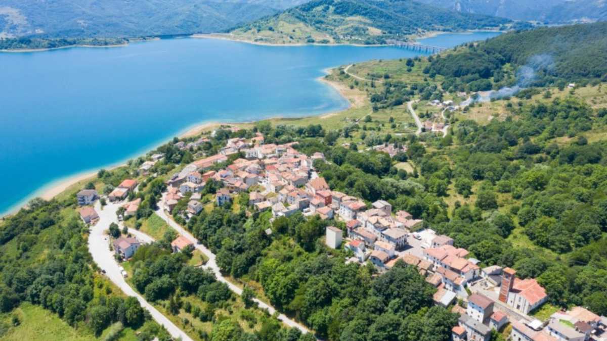 Borgo piemontese affacciato su un lago artificiale che ha sommerso il vecchio paese.