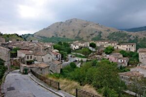 Borgo siciliano accessibile solo a piedi o a cavallo, con sentiero di 5 chilometri immerso nella natura.