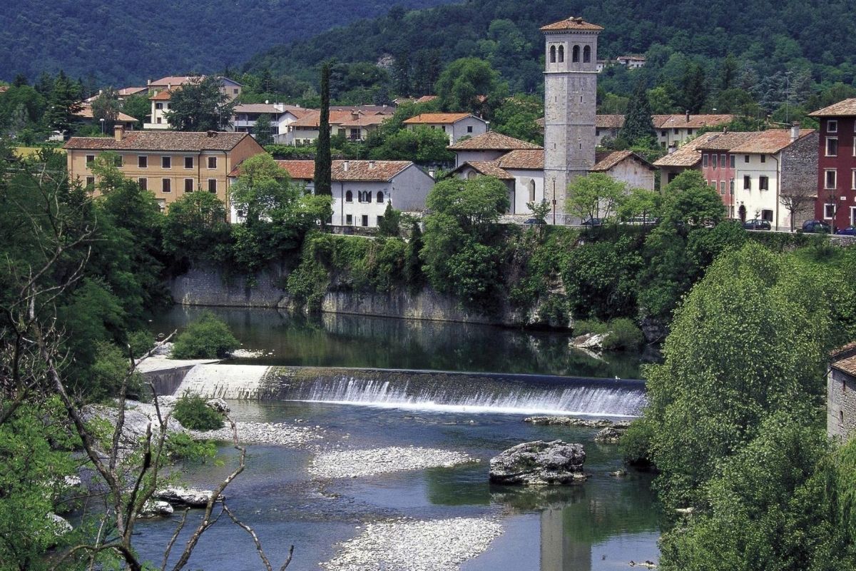 Borgo delle streghe in provincia di Verona, con stradine antiche e atmosfere misteriose.