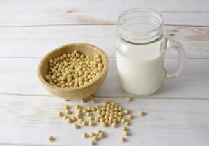 Un bicchiere di latte vegetale con ingredienti freschi, simbolo di salute intestinale.