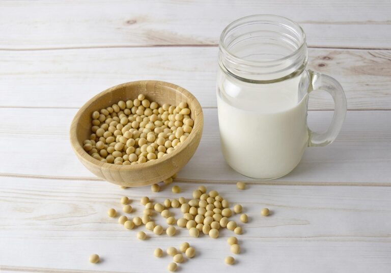 Il "latte" vegetale che sfiamma l'intestino meglio dei farmaci