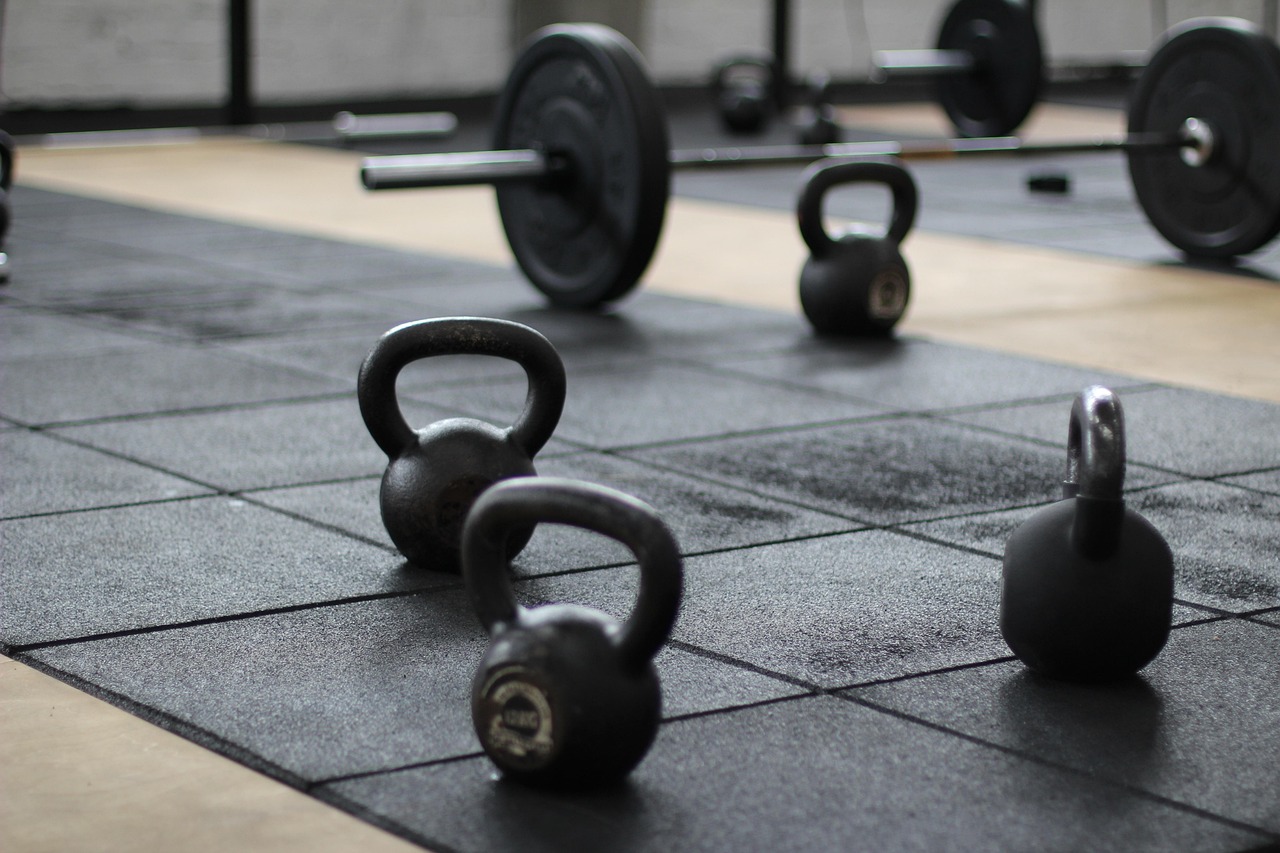 Esercizi di kettlebell e tappetino per il metodo 21-15-9 del CrossFit, adattati per l'allenamento a casa.
