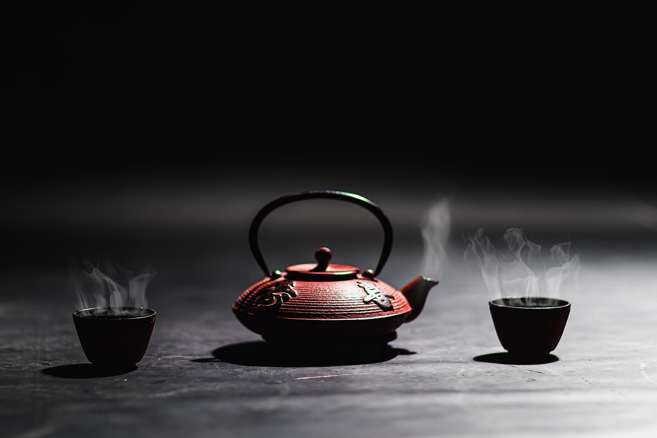 Tazza di tè verde fumante su un tavolo, simbolo di bevanda che accelera il metabolismo.