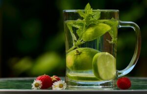 Bevanda rinfrescante per il fegato, servita in un bicchiere con ghiaccio e limone.