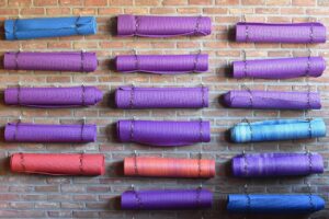 Esercizi di pilates che illustrano la regola dei 7-2-1 per migliorare tono e definizione muscolare.