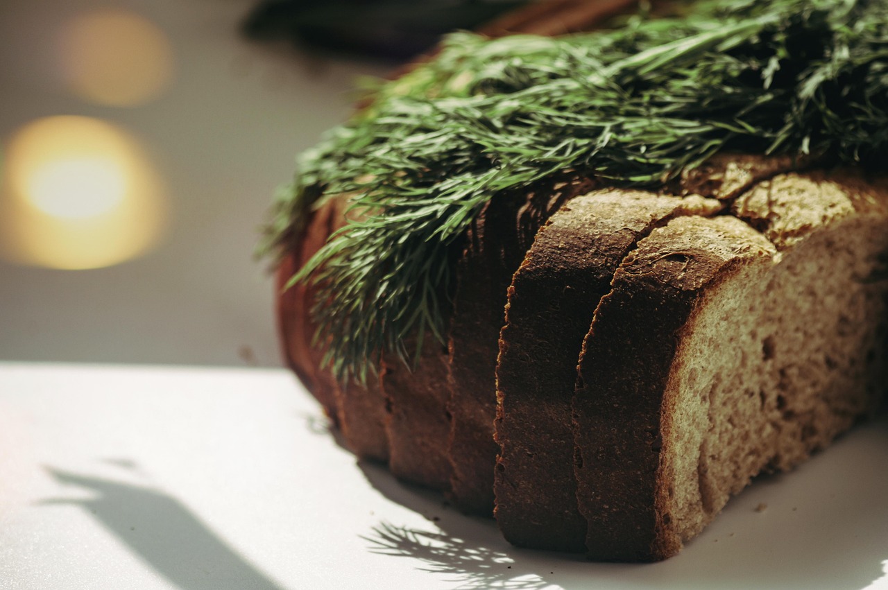 Pane senza glutine su un tavolo, simbolo di una dieta alternativa per la digestione.