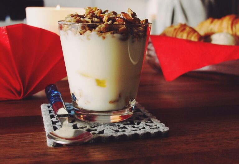 Mangiare yogurt la sera: attenzione all’impatto sulla digestione notturna