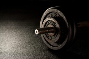 Immagine di un allenamento che combina forza, pilates e cardio in palestra, rappresentando il metodo 3-2-1.