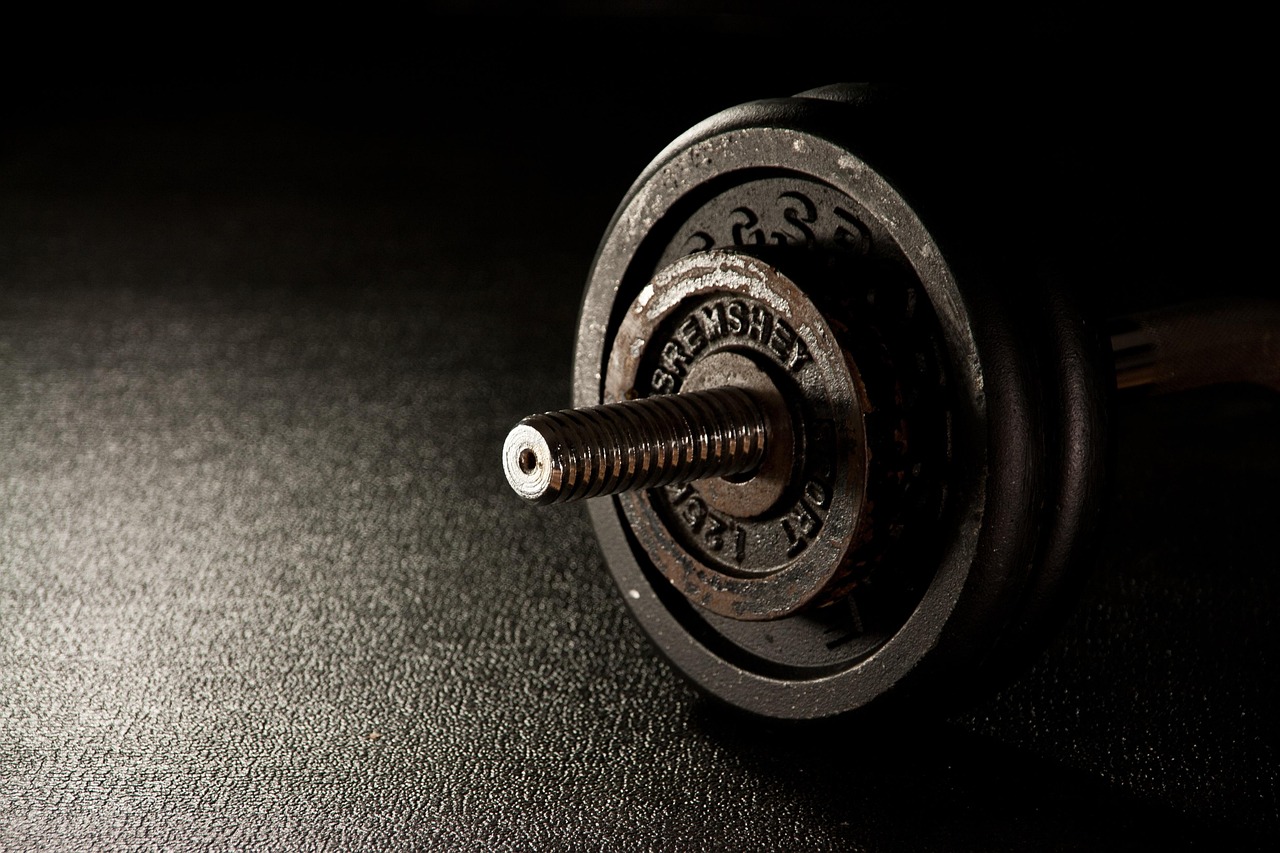 Immagine di un allenamento che combina forza, pilates e cardio in palestra, rappresentando il metodo 3-2-1.